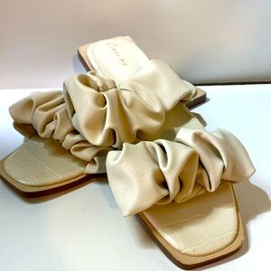 Gently Used Circus.NY By Sam Edelman Iggy Sandal Women’s Cream Sandal Ivory